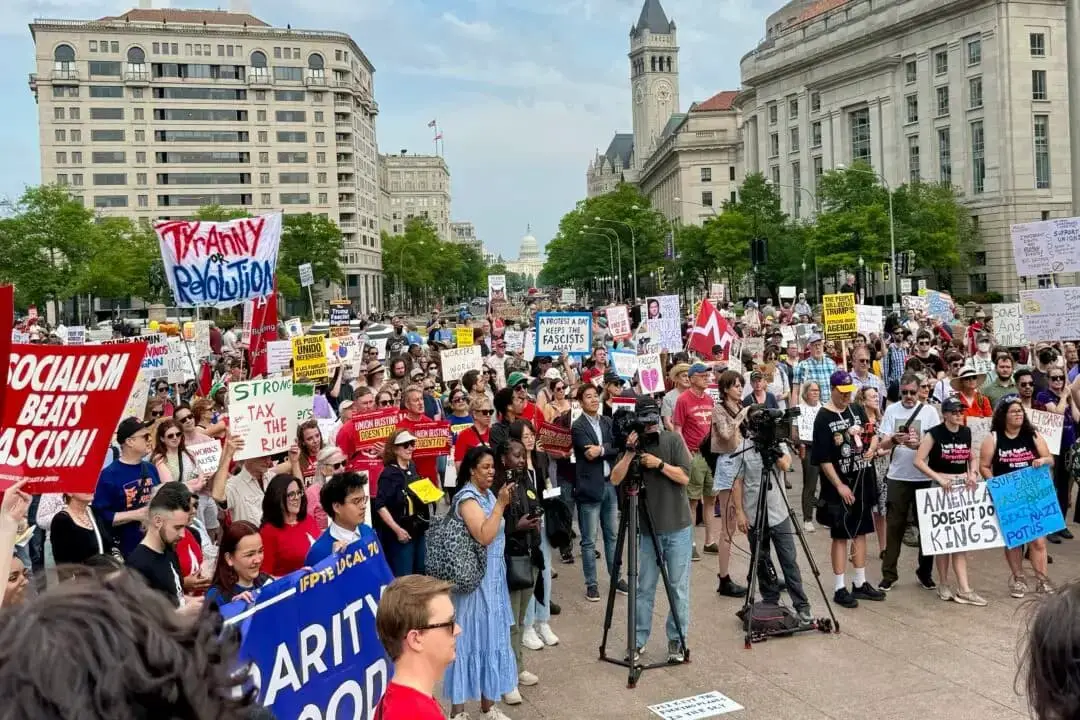 Partidarios de Kilmar Abrego García, ciudadano salvadoreño expulsado de Estados Unidos, protestan en Washington el 1 de mayo de 2025. (Arjun Singh/The Epoch Times)