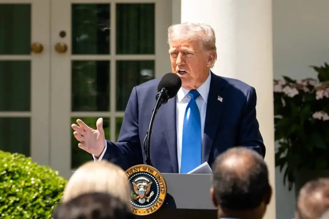 El presidente Donald Trump habla durante el evento del Día Nacional de Oración en el Jardín de las Rosas de la Casa Blanca en Washington el 1 de mayo de 2025. (Madalina Vasiliu/The Epoch Times)
