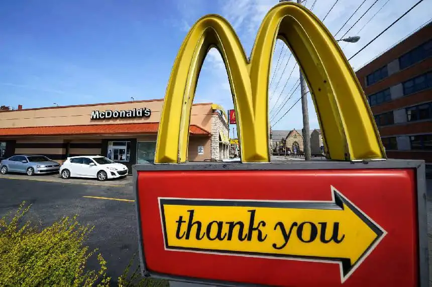 Un cartel frente a un restaurante McDonald's en Pittsburgh, Pensilvania. (Gene J. Puskar/AP Photo).