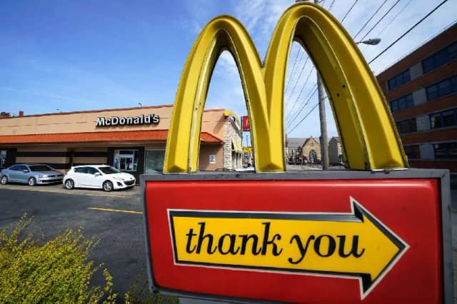 Un cartel frente a un restaurante McDonald's en Pittsburgh, Pensilvania. (Gene J. Puskar/AP Photo).