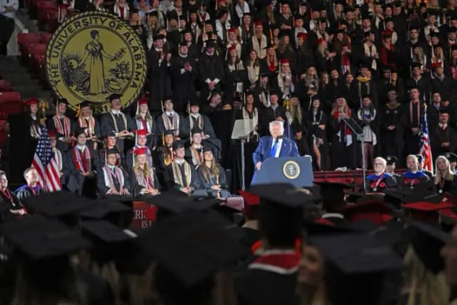 Trump proclama a los graduados de Alabama como los primeros de la «Edad de Oro de Estados Unidos»