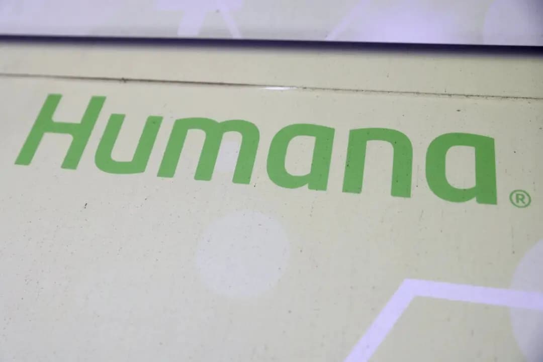 Cartel de Humana Inc. en un centro de salud de Queens, Nueva York, el 30 de noviembre de 2021. (Andrew Kelly/Reuters)
