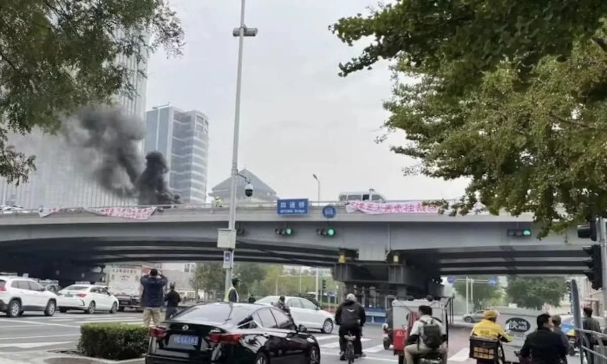 Banderas cuelgan del puente Sitong en Beijing el 13 de octubre de 2022. El disidente Peng Lifa desplegó las banderas para protestar contra la draconiana política "COVID cero" de China y pedir el fin del régimen autoritario. (Captura de pantalla de la cuenta de Twitter de Fangshimin a través de The Epoch Times).