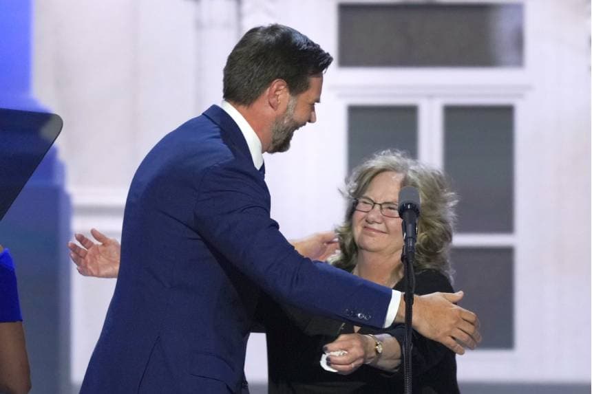 El entonces candidato republicano a la vicepresidencia, el senador JD Vance (republicano por Ohio), saluda a su madre, Beverly Vance, durante la Convención Nacional Republicana celebrada en Milwaukee el 17 de julio de 2024. (Foto AP/J. Scott Applewhite).