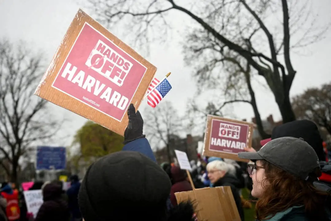 Manifestantes se concentran en Cambridge Common en una protesta organizada por la ciudad de Cambridge para pedir a los dirigentes de Harvard que se opongan a las exigencias del Gobierno federal en la universidad, en Cambridge, Massachusetts, el 12 de abril de 2025. (Nicholas Pfosi/Reuters).