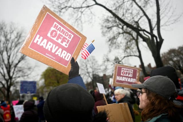 Trump anuncia un plan para revocar la exención fiscal de Harvard