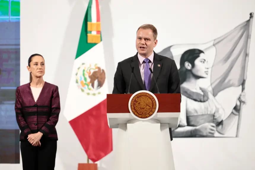 El director operativo de la cadena de suministro y operaciones de Unilever Global, Willem Uijen, habla en una rueda de prensa el 2 de mayo de 2025, en el Palacio Nacional, en Ciudad de México (México). EFE/José