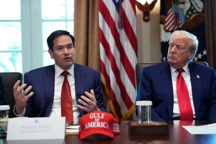 El presidente Donald Trump escucha al secretario de Estado Marco Rubio durante una reunión de gabinete en la Casa Blanca, el 30 de abril de 2025. (Andrew Harnik/Getty Images)