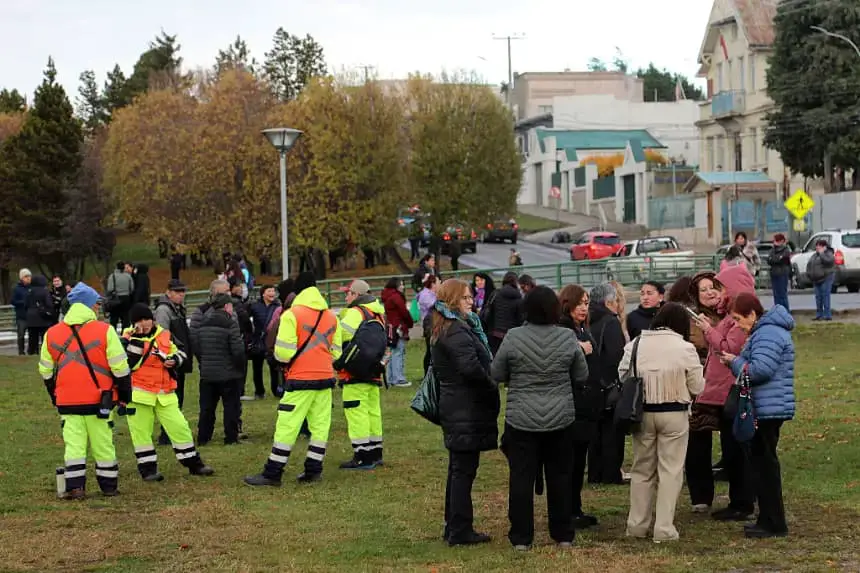 La gente sale a las calles en Punta Arenas, Chile, el 2 de mayo de 2025, después de que un gran terremoto de magnitud 7.5 golpeara el Pasaje de Drake, el cuerpo de agua que separa América del Sur y la Antártida. (Tomas Gutierrez/AFP vía Getty Images)