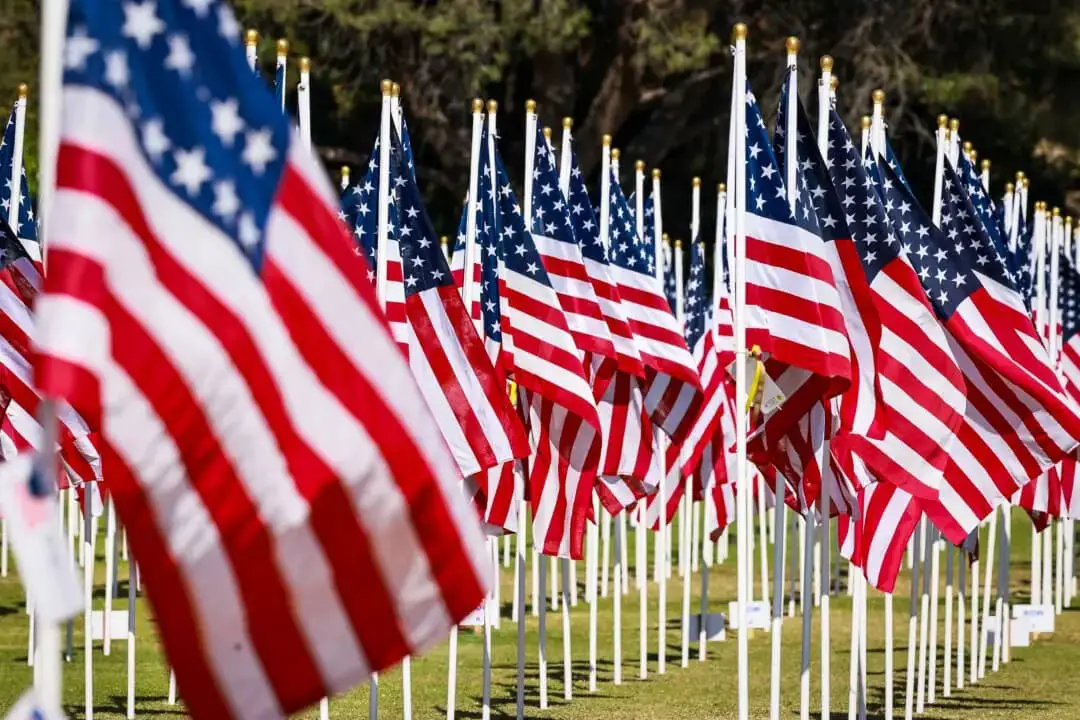 Banderas estadounidenses en exhibición para honrar a los veteranos del ejército estadounidense en Handy Park, en Orange, California, el 11 de noviembre de 2024. (John Fredricks/The Epoch Times)
