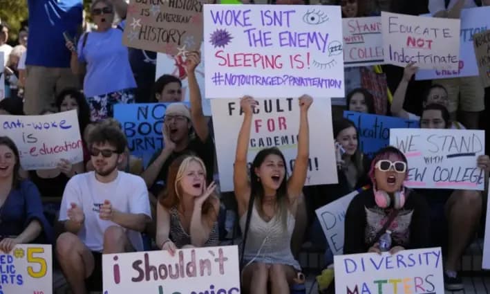 Estudiantes y simpatizantes del New College of Florida protestan antes de una reunión de la junta directiva de la universidad en Sarasota, Florida, el 28 de febrero de 2023. (Rebecca Blackwell/AP Photo)