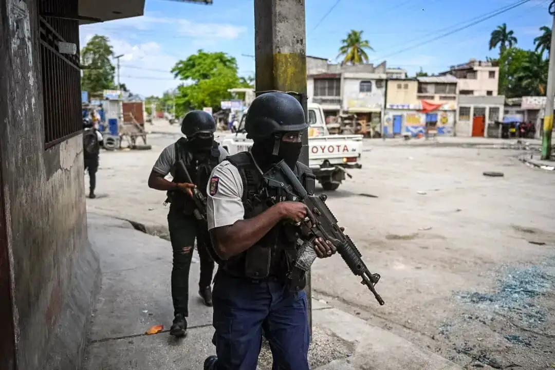 Agentes de policía patrullan un barrio en medio de la violencia relacionada con las bandas en el centro de Puerto Príncipe, Haití, el 25 de abril de 2023. (Richard Pierrin/AFP a través de Getty Images)
