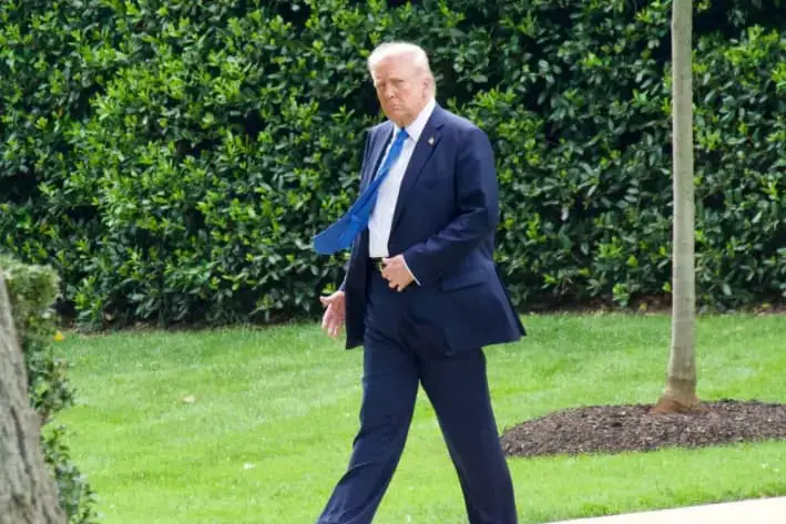 El presidente Donald Trump camina desde la Oficina Oval hasta el Marine One en el jardín sur de la Casa Blanca, en Washington, el 1 de mayo de 2025. (Travis Gillmore/The Epoch Times)
