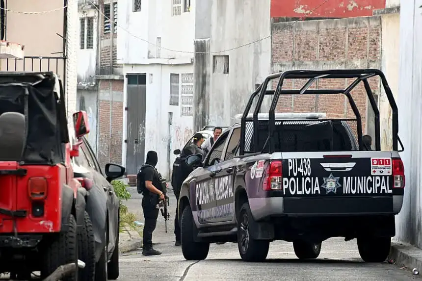 Policías municipales resguardan la escena de un crimen en la calle Reforma, en la colonia Bellavista de Acapulco, Guerrero, México, el 17 de abril de 2025. (Francisco Robles/AFP vía Getty Images)
