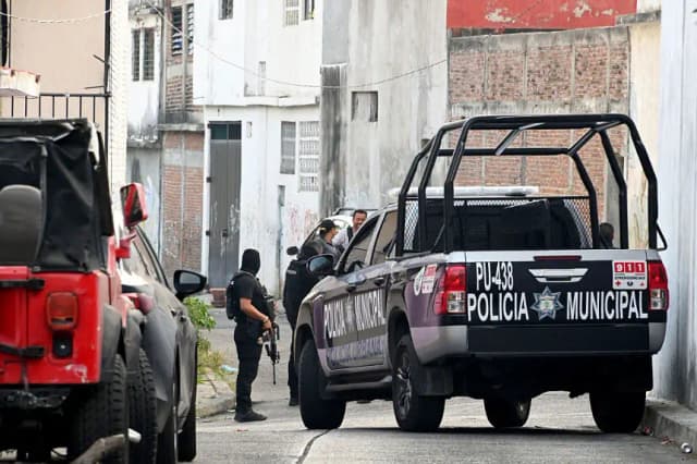 Policías municipales resguardan la escena de un crimen en la calle Reforma, en la colonia Bellavista de Acapulco, Guerrero, México, el 17 de abril de 2025. (Francisco Robles/AFP vía Getty Images)