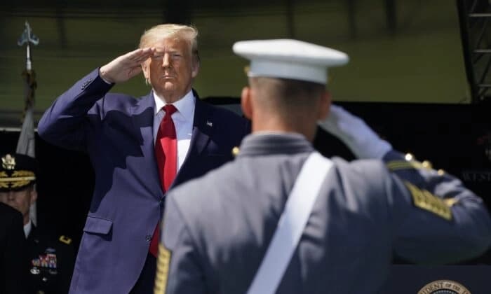 El presidente Donald Trump saluda a su llegada a la ceremonia de graduación de la Academia Militar de los Estados Unidos de 2020 en West Point, Nueva York, el 13 de junio de 2020. (Timothy A. Clary/AFP a través de Getty Images)