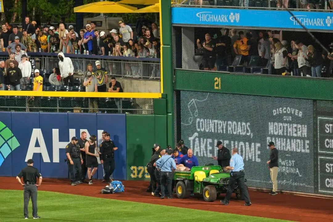 Un aficionado es retirado del campo en el PNC Park tras caer desde las gradas durante el partido entre los Pittsburgh Pirates y los Chicago Cubs en Pittsburgh el 30 de abril de 2025. (Gene J. Puskar/Foto de AP).