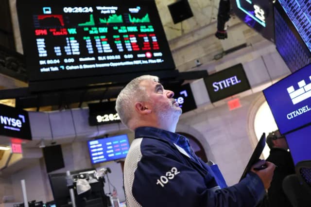 Operadores trabajan en el piso de la Bolsa de Valores de Nueva York durante la sesión matutina del 30 de abril de 2025 en Nueva York. (Michael M. Santiago/Getty Images)