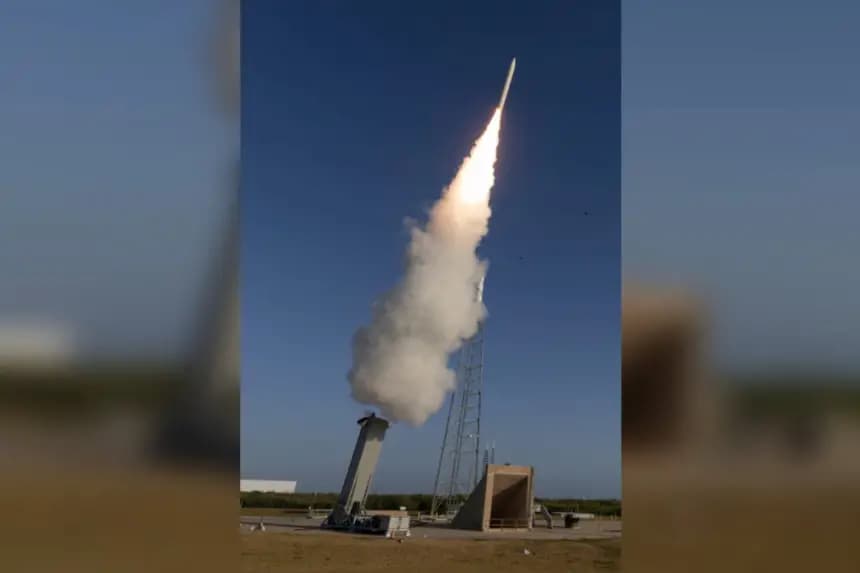 El Programa de Sistemas Estratégicos de la Marina de los Estados Unidos lleva a cabo el lanzamiento con gas frío de un misil hipersónico convencional en su camino hacia su puesta en servicio por la Marina en Cabo Cañaveral, Florida, el 2 de mayo. (Marina de los Estados Unidos)