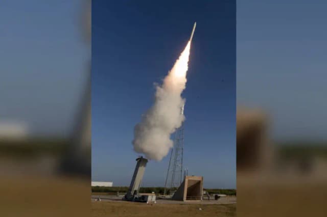 El Programa de Sistemas Estratégicos de la Marina de los Estados Unidos lleva a cabo el lanzamiento con gas frío de un misil hipersónico convencional en su camino hacia su puesta en servicio por la Marina en Cabo Cañaveral, Florida, el 2 de mayo. (Marina de los Estados Unidos)