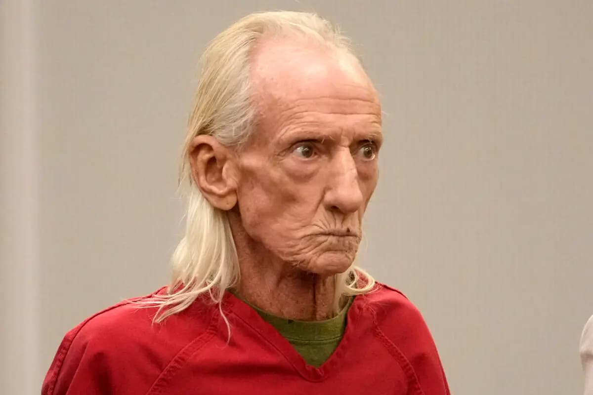 Joseph Czuba, de 71 años, comparece ante el juez Dave Carlson para su lectura de cargos en el condado de Will, Illinois, el 30 de octubre de 2023. (Charles Rex Arbogast/AP Photo)