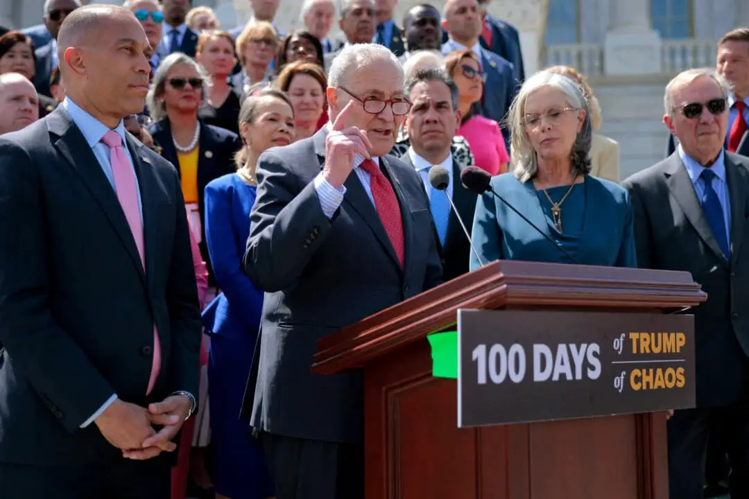 El líder de la minoría del Senado, Chuck Schumer (D-N.Y.) (C), el líder de la minoría de la Cámara de Representantes, Hakeem Jeffries (D-N.Y.) (L), y otros legisladores demócratas conmemoran los primeros 100 días del segundo mandato del presidente Donald Trump en la Casa Blanca, frente al Capitolio de Estados Unidos, en Washington, el 30 de abril de 2025. (Chip Somodevilla/Getty Images)