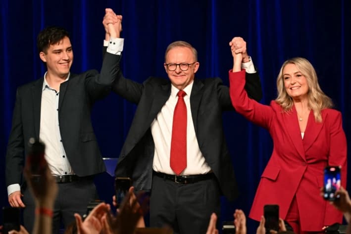 El primer ministro australiano, Anthony Albanese, hace un gesto con su pareja, Jodie Haydon, y su hijo Nathan, tras ganar las elecciones generales en el acto electoral del Partido Laborista en Sídney, Australia, el 3 de mayo de 2025. (Saeed Khan/AFP vía Getty Images)

