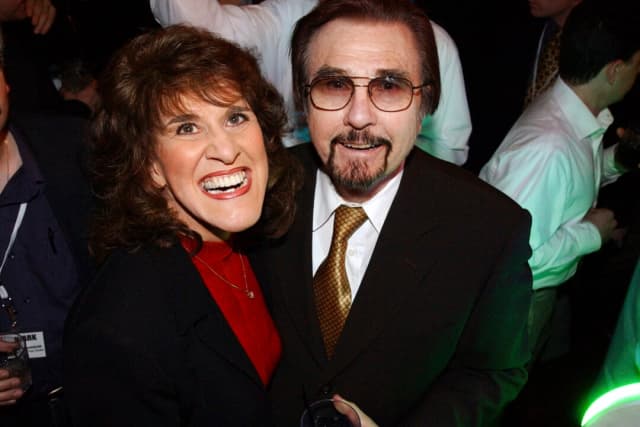 Los coprotagonistas de "Rowan & Martin's Laugh-In", Ruth Buzzi y Gary Owens, se ríen entre sí durante la fiesta del 75.º aniversario de la NBC en Los Ángeles el 9 de enero de 2002. (Rene Macura/AP Photo)

