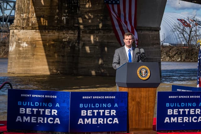 El gobernador de Kentucky, Andy Beshear, se dirige a una multitud en Covington, Kentucky, el 4 de enero de 2023. (Michael Swensen/Getty Images).