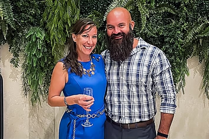 Ashli ​​y Aaron Babbitt el día de su matrimonio, el 25 de junio de 2019. (Cortesía de Aaron Babbitt)