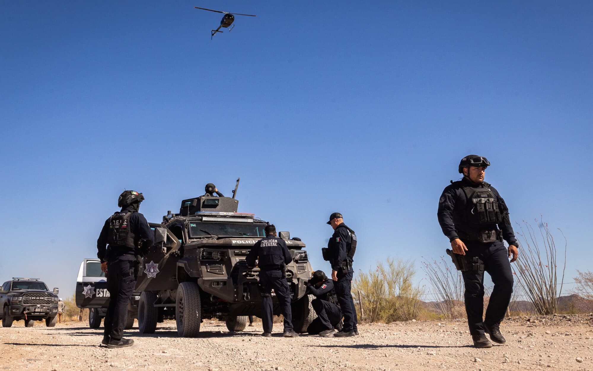 Agentes de policía realizan un operativo en el desierto de Sonora, México, el 15 de abril de 2025. (John Fredricks/The Epoch Times)

