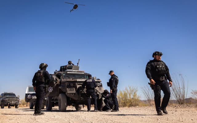 Agentes de policía realizan un operativo en el desierto de Sonora, México, el 15 de abril de 2025. (John Fredricks/The Epoch Times)

