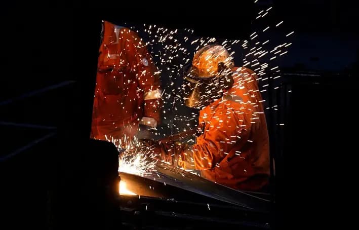 Trabajadores en el laminador de extremos calientes de rieles y secciones durante su visita a la planta de British Steel, en Scunthorpe, Inglaterra, el 17 de abril de 2025. (Danny Lawson-WPA Pool)