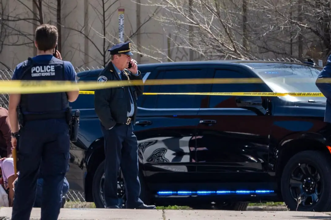 La policía trabaja en la escena mientras un transeúnte se sorprende por el homicidio ocurrido frente a 2107 Cedar Ave S en Minneapolis, Minnesota, el 30 de abril de 2025. (Richard Tsong-Taatarii/Star Tribune vía AP)
