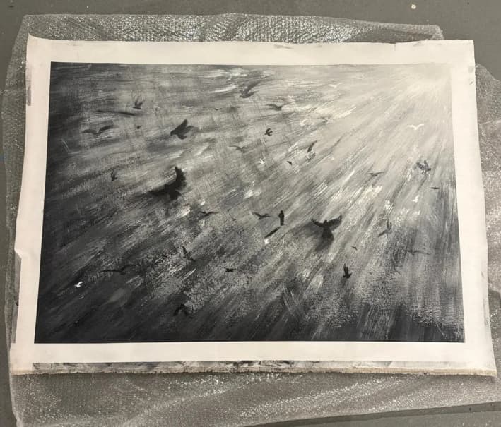La pintura de Andrei Kozlov «Ángel caído», que representa su rescate tras ser retenido por Hamás, está lista para ser transportada a una galería para una exposición en Nueva York en mayo. (Cortesía de Emanuel Friedman, Lux Contemporary)