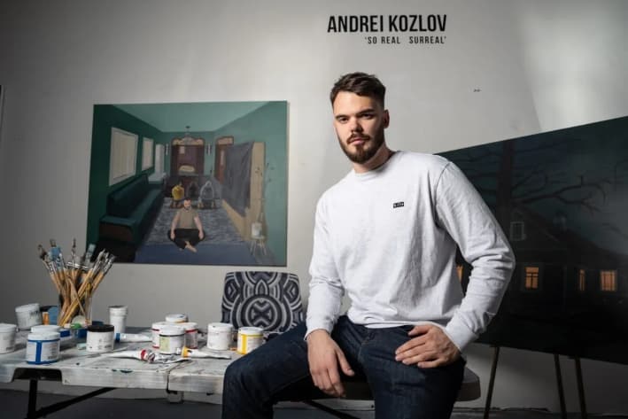 Andrei Kozlov posa con algunas de sus obras de arte en un estudio de Nueva York, el 24 de abril de 2025. (Samira Bouaou/The Epoch Times)