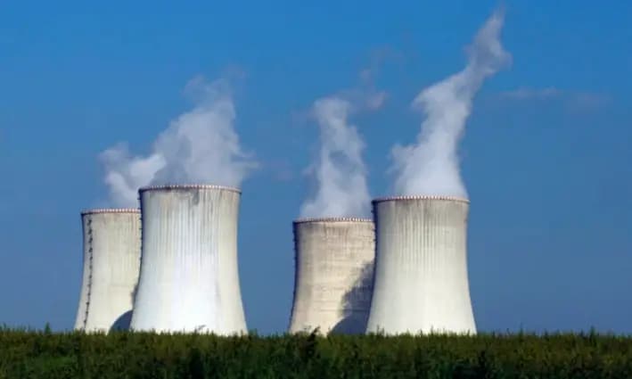 Cuatro de las torres de refrigeración de la central nuclear de Dukovany se elevan sobre el entorno natural de Dukovany, República Checa, el 27 de septiembre de 2011. (Petr David Josek/AP Photo)