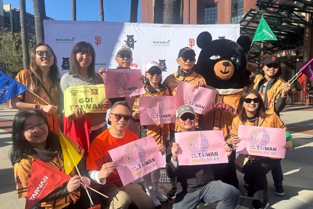 La gente celebra la Noche de la Herencia Taiwanesa en las afueras del Oracle Park en San Francisco el 1 de mayo de 2025. (Nathan Su/The Epoch Times)
