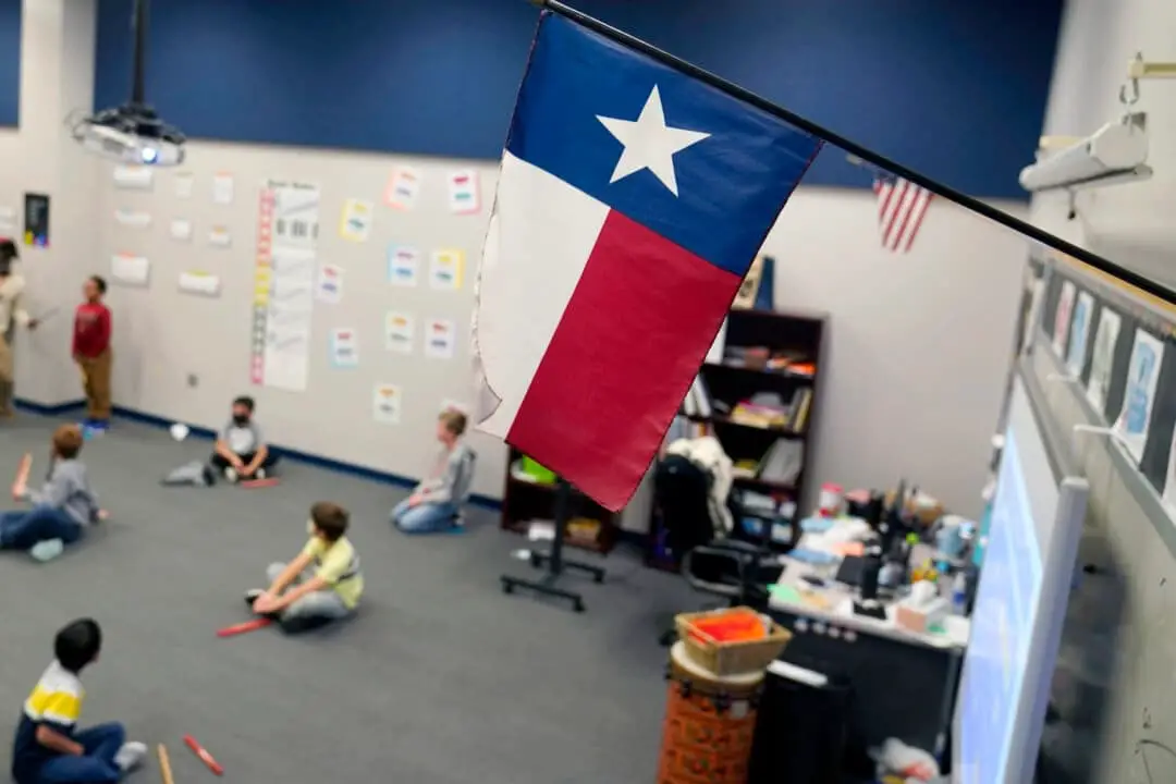 Una bandera de Texas se exhibe en una escuela primaria en Murphy, Texas, el 3 de diciembre de 2020. (LM Otero/AP Photo)
