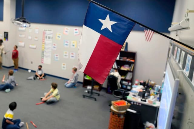 Una bandera de Texas se exhibe en una escuela primaria en Murphy, Texas, el 3 de diciembre de 2020. (LM Otero/AP Photo)
