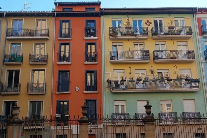 Una hilera de casas en Pamplona, ​​España, el 5 de abril de 2025. (Autumn Spredemann/The Epoch Times)