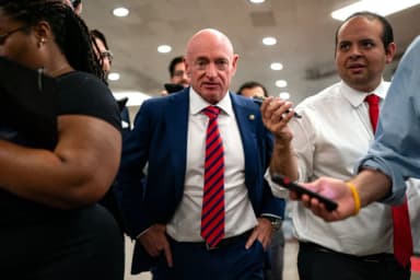 El senador de EE. UU. Mark Kelly (D-Ariz.) habla con los reporteros mientras espera para tomar el metro del Senado hacia el Edificio de Oficinas del Senado Hart desde el Capitolio de EE. UU. en Washington el 25 de julio de 2024. (Kent Nishimura/Getty Images)