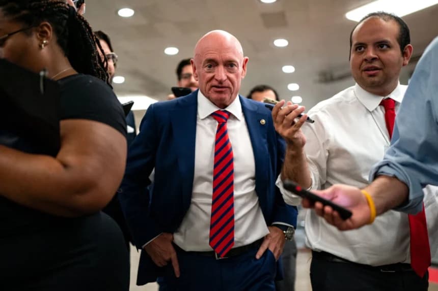 El senador de EE. UU. Mark Kelly (D-Ariz.) habla con los reporteros mientras espera para tomar el metro del Senado hacia el Edificio de Oficinas del Senado Hart desde el Capitolio de EE. UU. en Washington el 25 de julio de 2024. (Kent Nishimura/Getty Images)