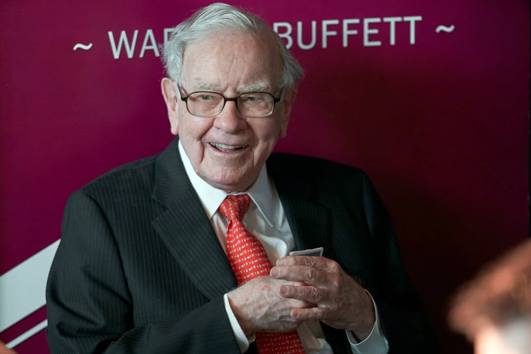 Warren Buffett, presidente y director ejecutivo de Berkshire Hathaway, sonríe mientras juega al bridge después de la reunión anual de accionistas de Berkshire Hathaway en Omaha, Nebraska, el 5 de mayo de 2019. (Nati Harnik, archivo/Foto AP)
