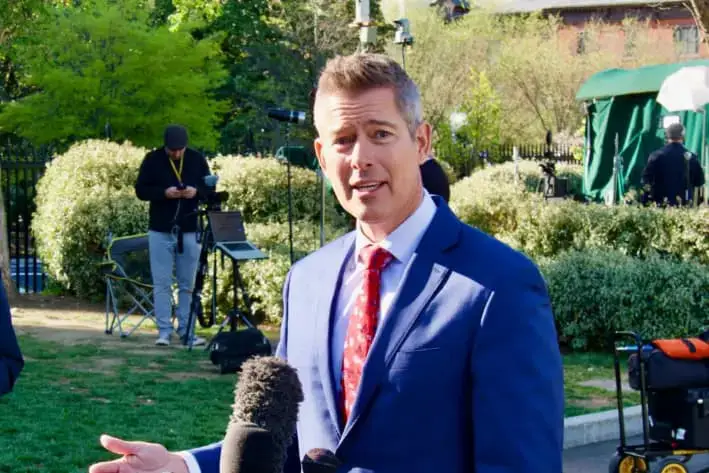 El secretario de Transporte, Sean Duffy, habla con periodistas en la Casa Blanca en Washington, D.C., el 9 de abril de 2025. (Travis Gillmore/The Epoch Times)