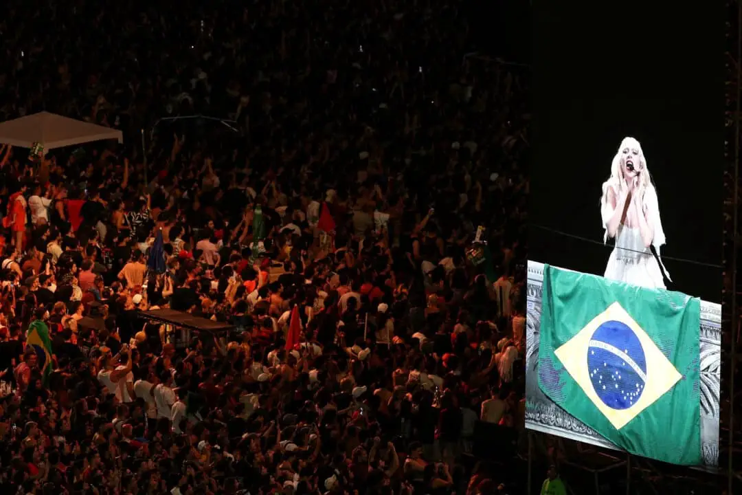 La gente se reúne para asistir al concierto gratuito de Lady Gaga en la playa de Copacabana, en Río de Janeiro (Brasil), el 3 de mayo de 2025. (Pilar Olivares/Reuters)