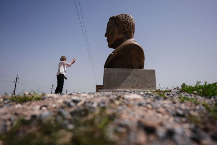 Un visitante fotografía un gran busto de Elon Musk cerca de la Base Estelar de SpaceX el 5 de marzo de 2025, mientras una nave espacial se prepara para un vuelo de prueba, en Boca Chica, Texas. (Eric Gay, Archivo /Foto AP)