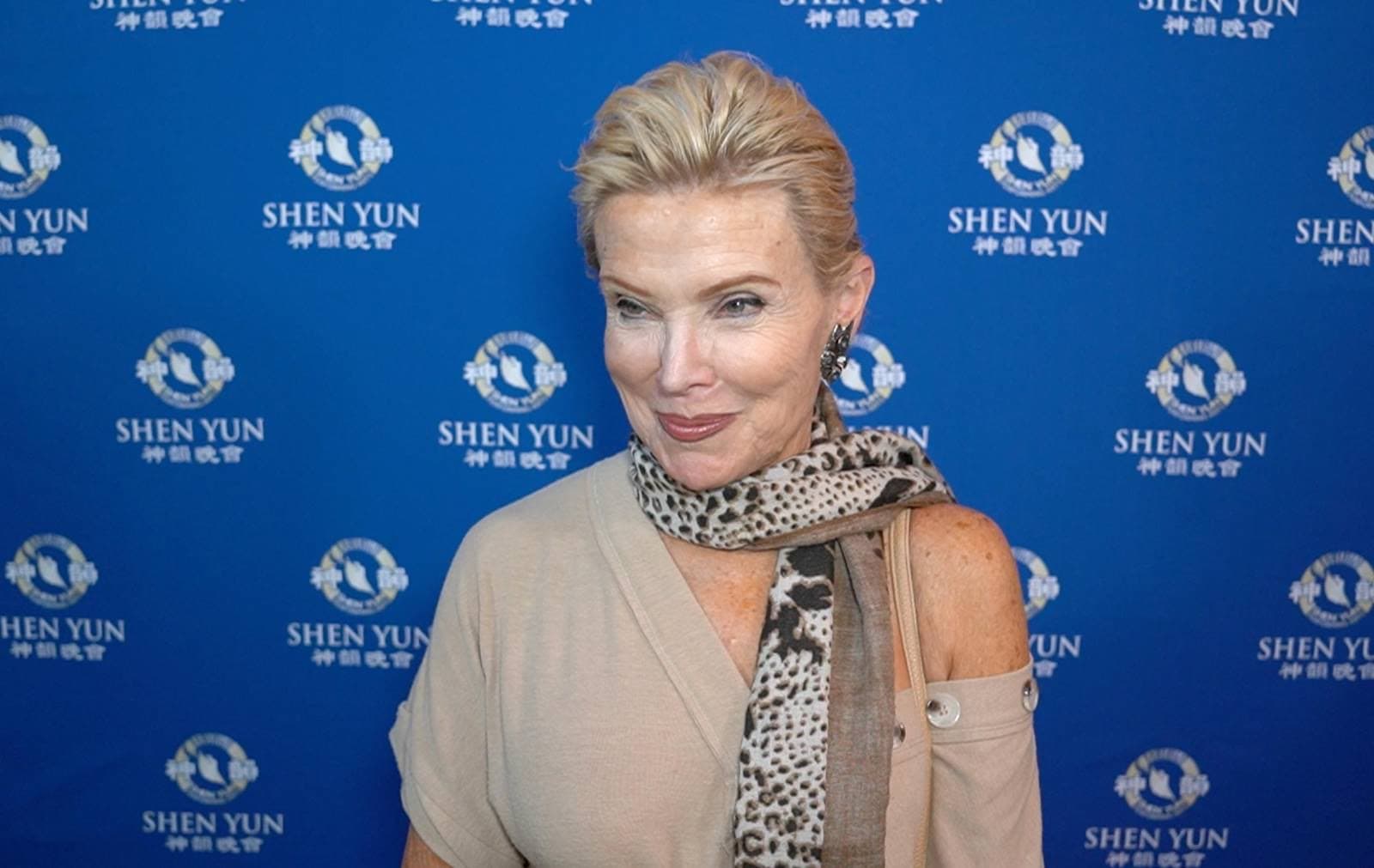 La historiadora Raquel Bessudo asiste al espectáculo de Shen Yun en el Auditorio Nacional de la Ciudad de México. Destacó la misión de Shen Yun, de revivir la cultura tradicional China, casi perdida, conocida como la tierra de lo divino. (The Epoch Times)