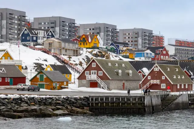Los residentes aprovechan el buen tiempo en Nuuk, Groenlandia, el 4 de mayo de 2025. (John Fredricks/The Epoch Times)