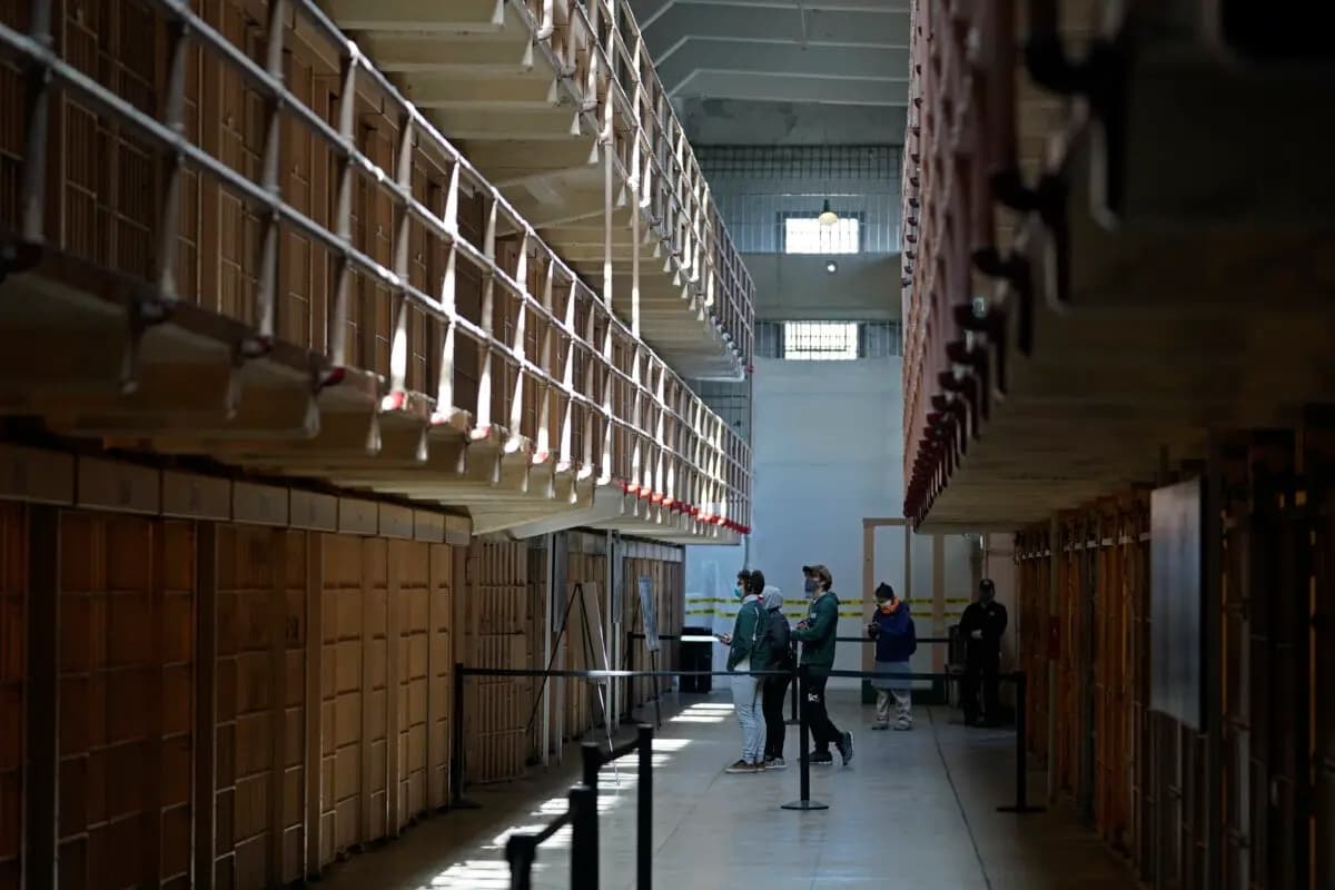 La gente recorre la celda principal de la isla de Alcatraz, en San Francisco, el 15 de marzo de 2021. (Eric Risberg/AP Photo)